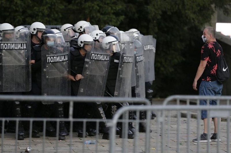 Протестиращи хвърляха яйца и домати по сградата на сръбския парламент.