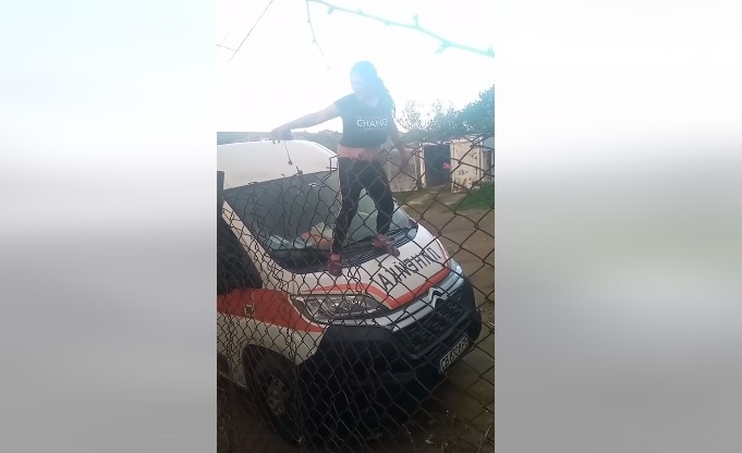 Потрес: Жена друса кючек върху линейка /видео/