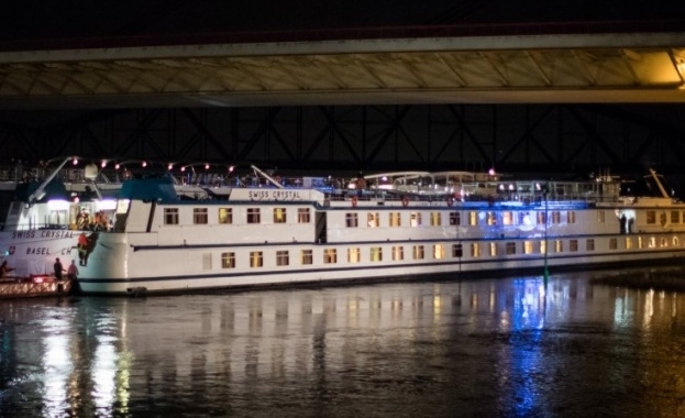 Круизен кораб се удари в автомобилен надлез над река Рейн