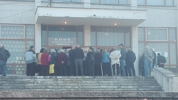 Огромни опашки са се извили от рано тази сутрин пред