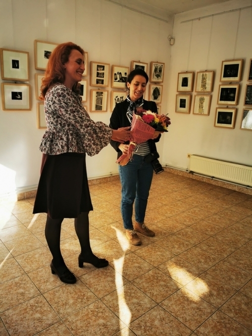 Ванина Вецина разгледа изложба в монтанската галерия /снимки/