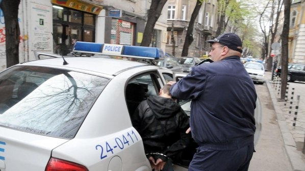 Полицаите подгониха четирима наркопласьори във Враца съобщиха от МВР Вчера