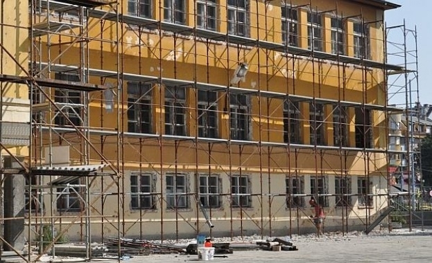 Близо 50 училища в страната ще открият учебната година с продължаващи