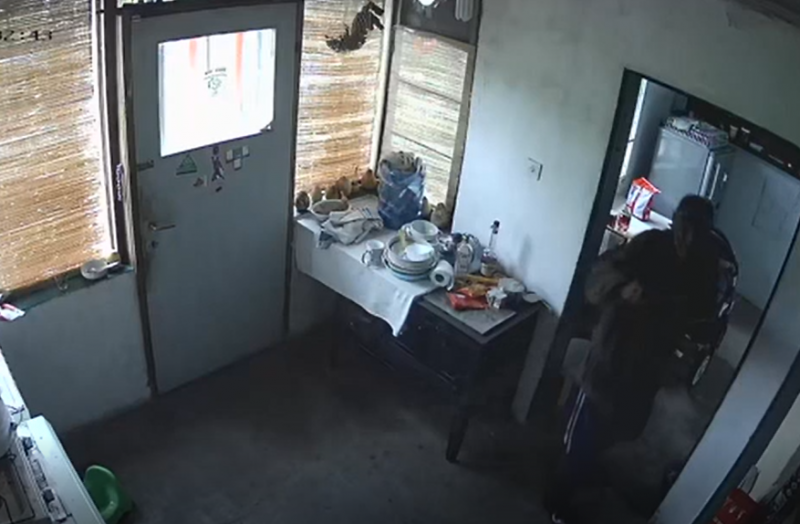 Видео показва как крадец нахлува в къща в монтанското село