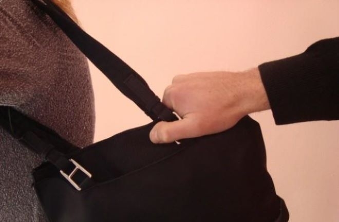 Бандит нападна жена на улица в Бяла Слатина отмъкна й