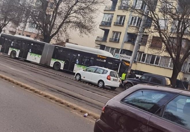 Автобус на градския транспорт се удари в стълб на бул