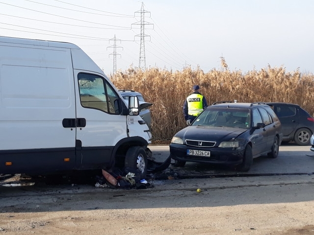 Бус и кола са катастрофирали на възлов булевард във Враца
