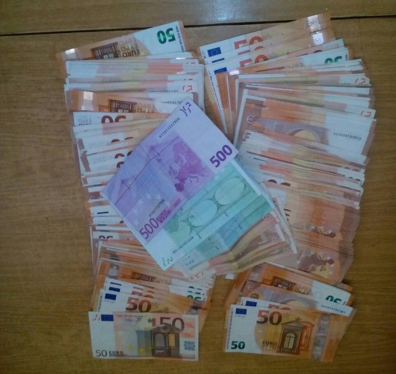 Служители от Митница Лом задържаха укрита и недекларирана валута възлизаща