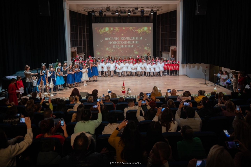 Започнаха коледните концерти на най малките жители на Враца  
Първият спектакъл откри