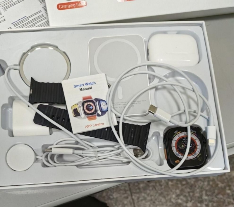 Митничари от сектор Авиоконтрол към отдел Митническо разузнаване и разследване