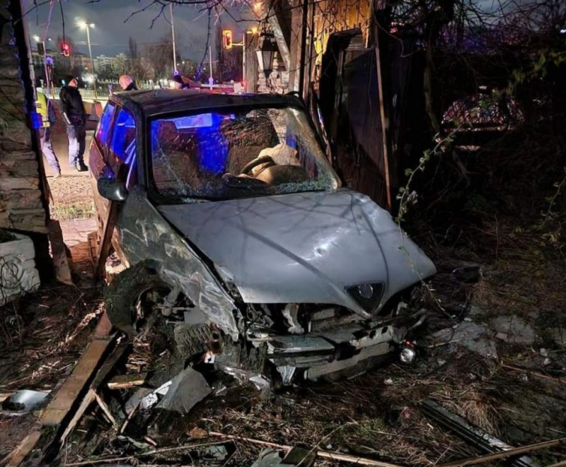 След гонка с полицията крадци катастрофираха с откраднат автомобил в