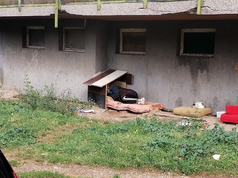 Жена спи в кучешка колиба до блок във Враца научи