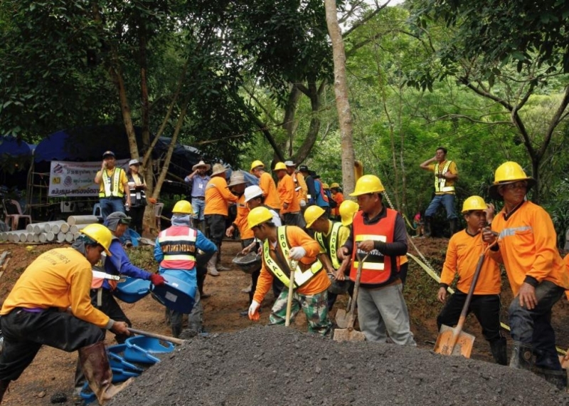 Спасителните екипи се надпреварват с времето за да извадят блокирания