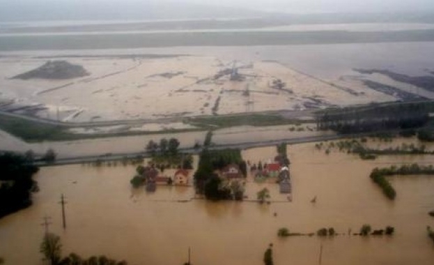 Проливен дъжд потопи във вода много райони в Сърбия предизвиквайки