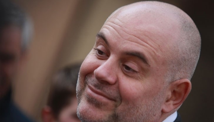 Въпреки всички съмнения около имуществото на жената с която живее