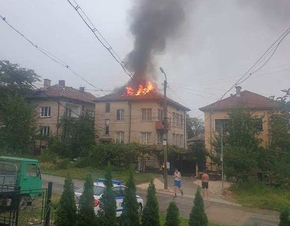 Мълния запали покрива на къща в Мездра научи агенция BulNews