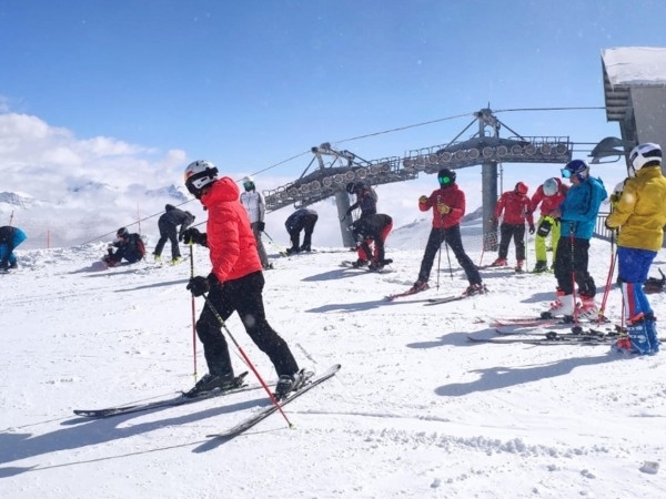 Въпреки че цяла Европа гледа към летния туристически сезон, скиорите