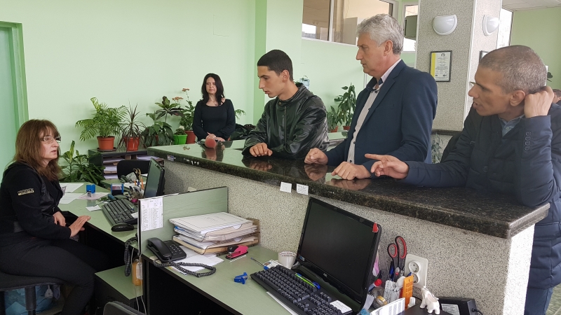 Кметът на община Мездра инж Генади Събков и председателят на