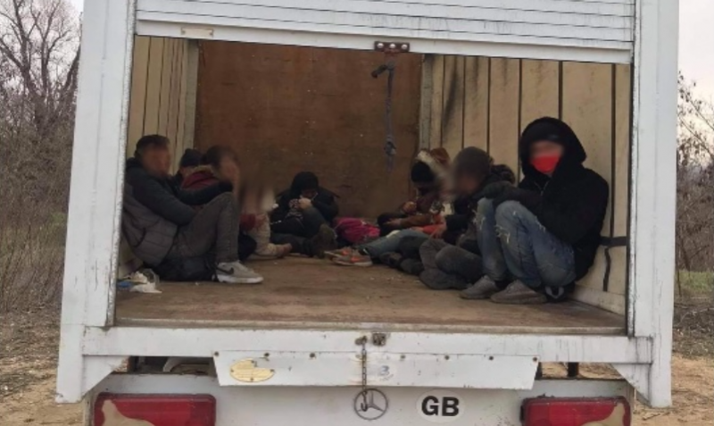 Заловиха нелегални мигранти и каналджии в района на Свиленград Това