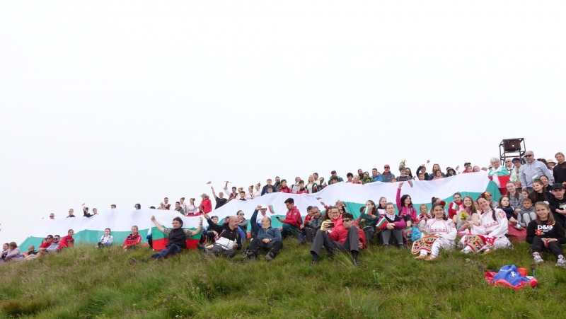 Над 100 любители на планината взеха участие в масовия поход