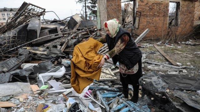 Около 350 000 души все още са в капан в