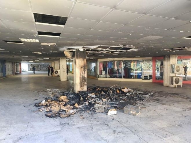 Снощи неизвестни лица са подпалили хартии и кашони в подлеза на