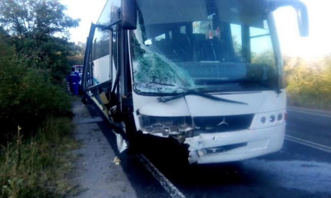 Автобус с деца и товарен автомобил катастрофираха на Подбалканския път,
