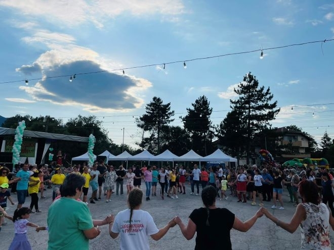 Десетки фолклорни групи участваха във фестивала Северняшки ритми в Нефела