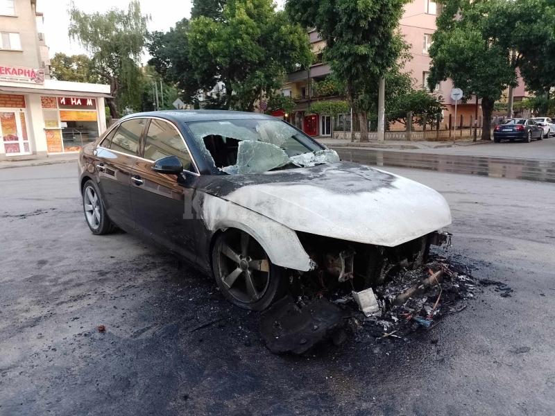 Неизвестен пироман е подпалил тази нощ Ауди в центъра на