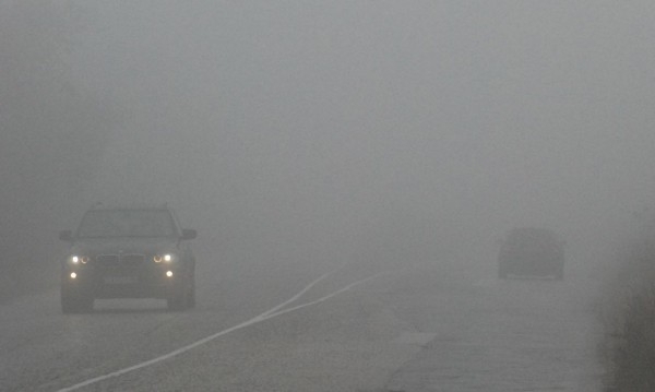 Мъгла намалява видимостта в населените места по поречието на река