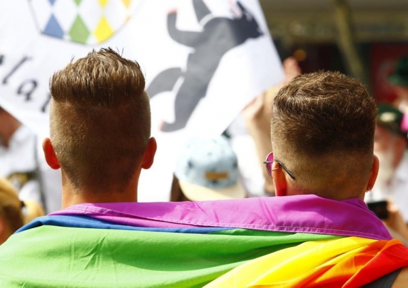 Гръцкият парламент прие Закона който позволява на хомосексуалните двойки да отглеждат