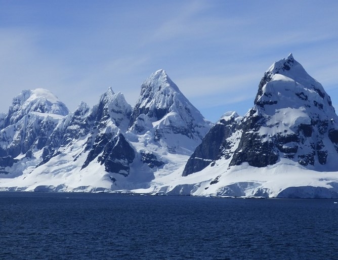 Учени откриха гигантски каньони под дебелия лед на Южния полюс,