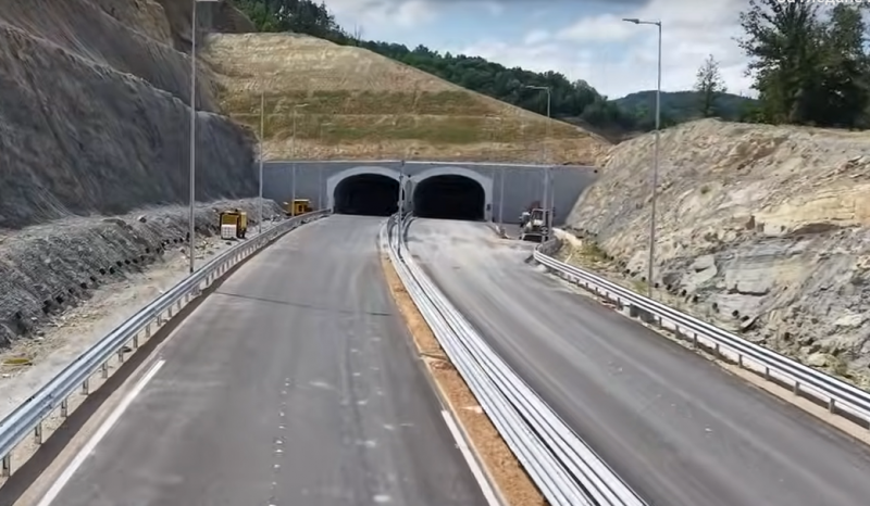 На косъм от трагедия! Младежи хвърлят камъни по колите на скоростния път за клипове в TikTok, за малко да стане беля