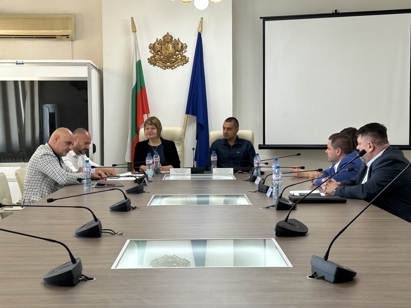 Областният управител на Враца Надя Донкинска и нейният заместник Николай