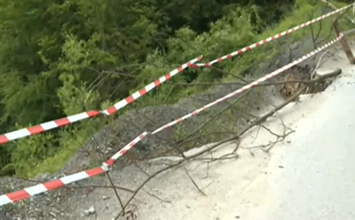 Свлачище поглъща единствения път до села и махали край Своге