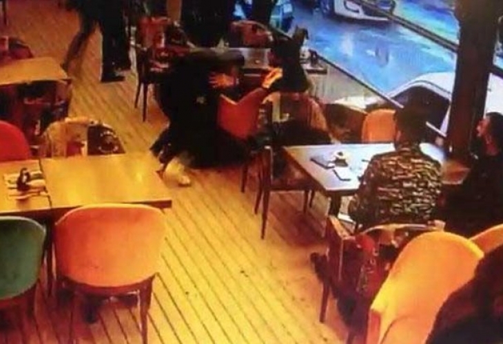 Най малко 10 души са били ранени при стрелба в кафене