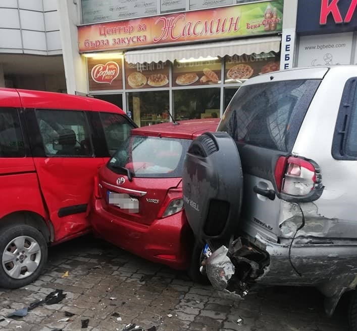 Пиян голфаджия помел две коли в Бяла Слатина съобщиха от