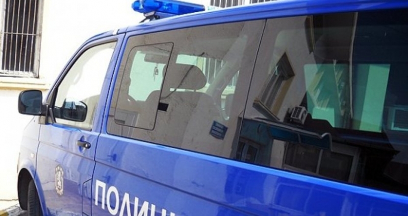 15 служители на ГДБОП придружени от жандармерия и прокурори от
