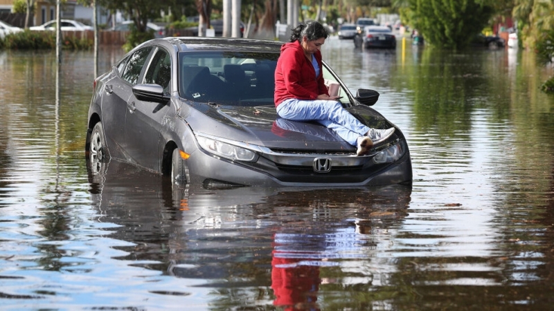 Най малко шестима души загинаха а двама други се водят за