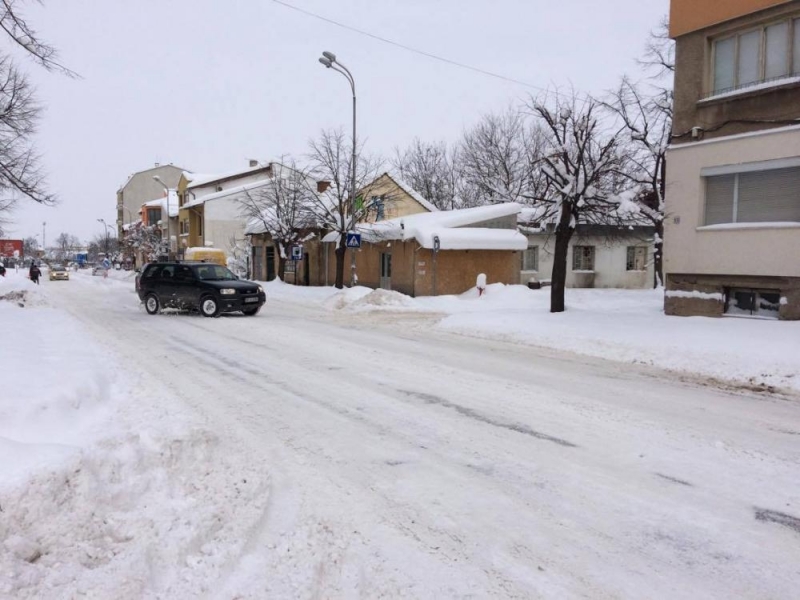 Усложнена остава обстановката в област Враца след падналите снеговалежи през