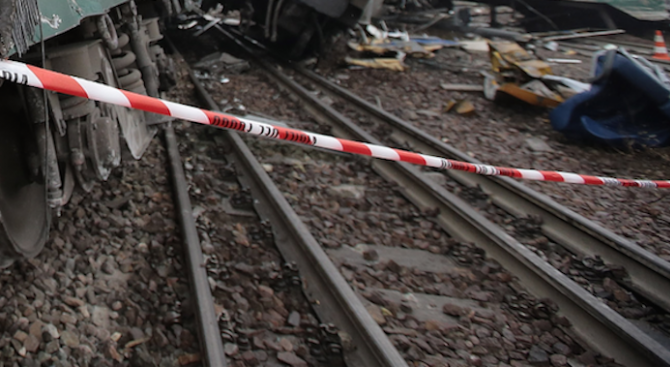 Четири деца загинаха в Холандия след като влак блъсна товарен