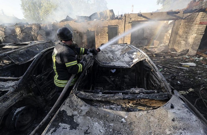 Най малко 16 души бяха ранени и цивилни сгради понесоха щети