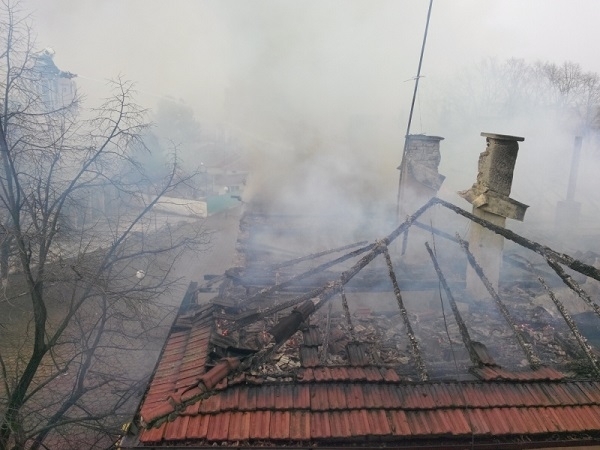 Възрастен мъж по чудо оживя след пожар в къща в