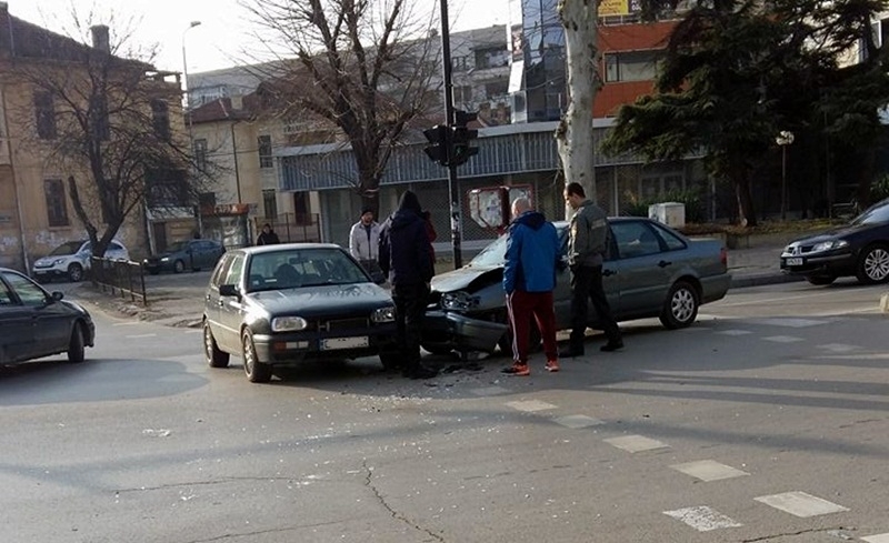 Двама младежи се удариха на кръстовище във Враца единият лежи