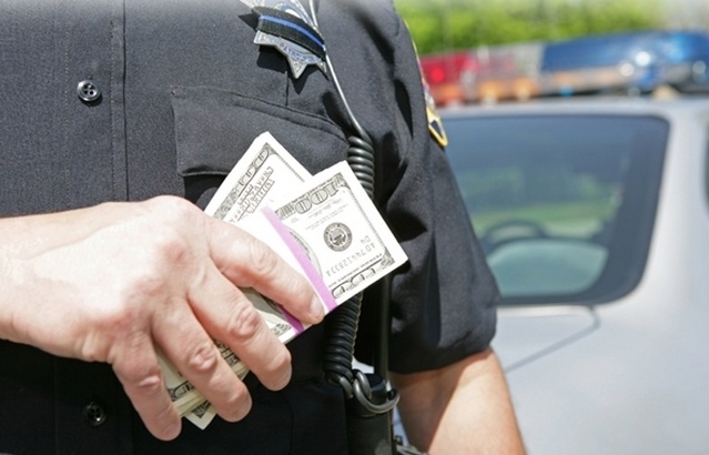 Полицай от Пловдив е завлякъл десетки семейства с хиляди левове