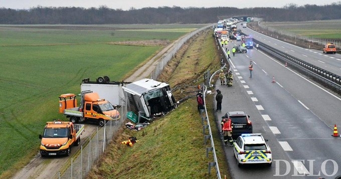 Трима души загинаха а няколко други бяха ранени при преобръщане