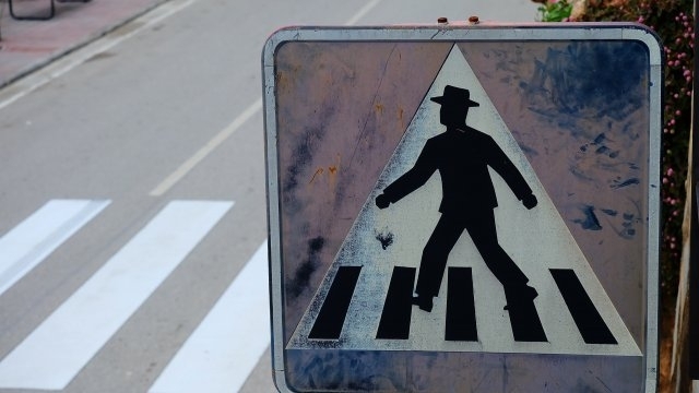 Шофьор на 81 години блъсна жена на пешеходна пътека в