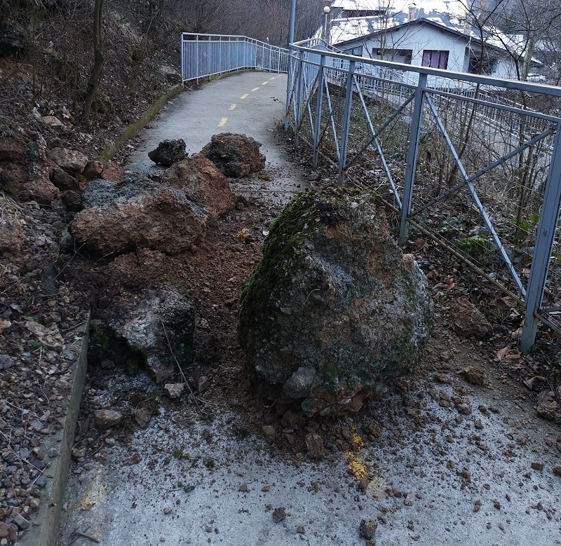 Скала е паднала на едно от любимите места за разходка