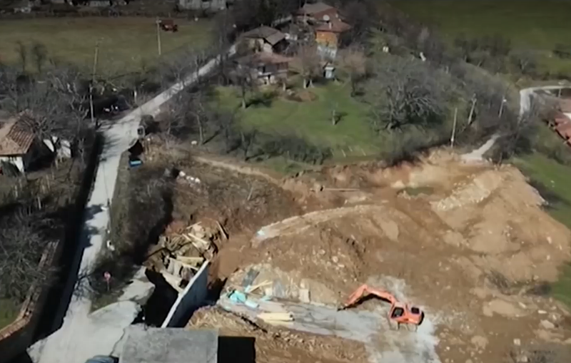 Свлачище заплашва да погълне къщи и главен път във великотърновско