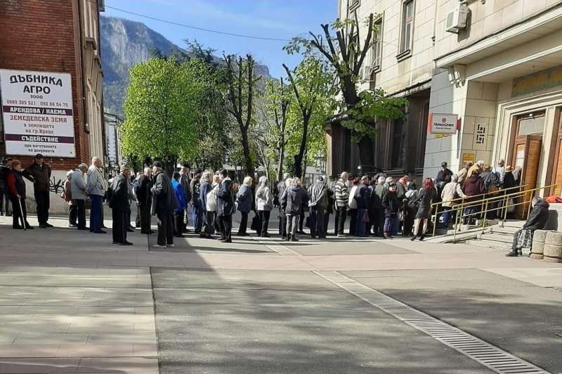 Дълга опашка се е извила пред пощенския клон във Враца